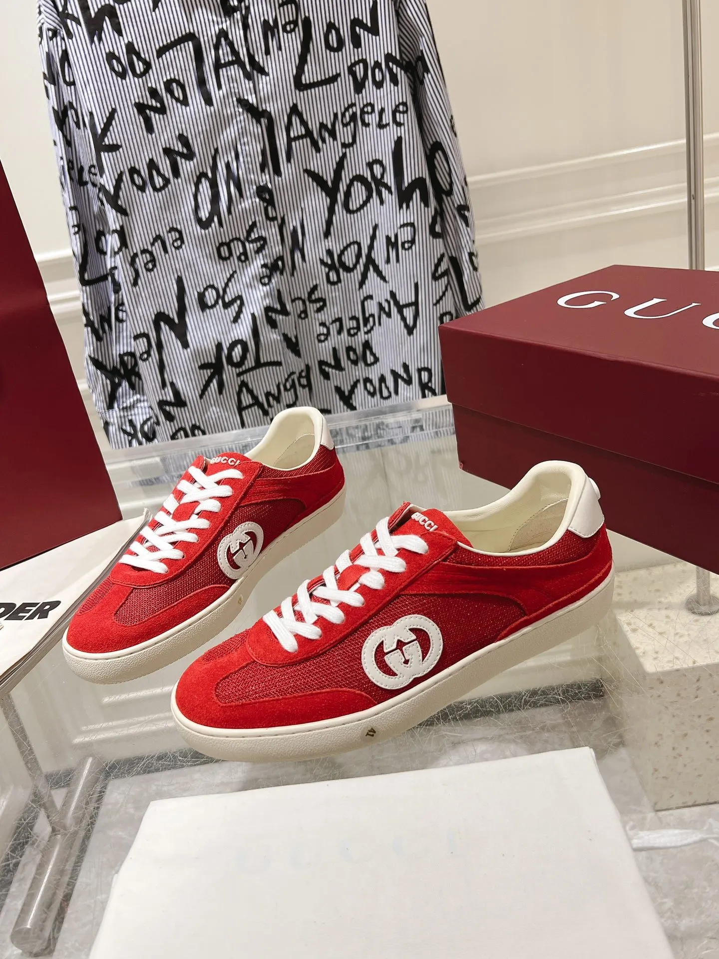 👟👟Ex-factory price 540👟👟Men's size +10 New upgraded version🔥Gucci 2024 new white shoes casual shoes hot recommendation, original TPU soles, original fabrics, original sheepskin lining sheepskin feet🔥Original cover craftsmanship is reproduced one to one! The pursuit of ultimate comfort! 🔥🔥 [Love] Fabric: Imported cow suede + mesh [Love] Packing: Counter-matched red shoe box ➕ Aviation airplane box [Love] Code number: 35-45